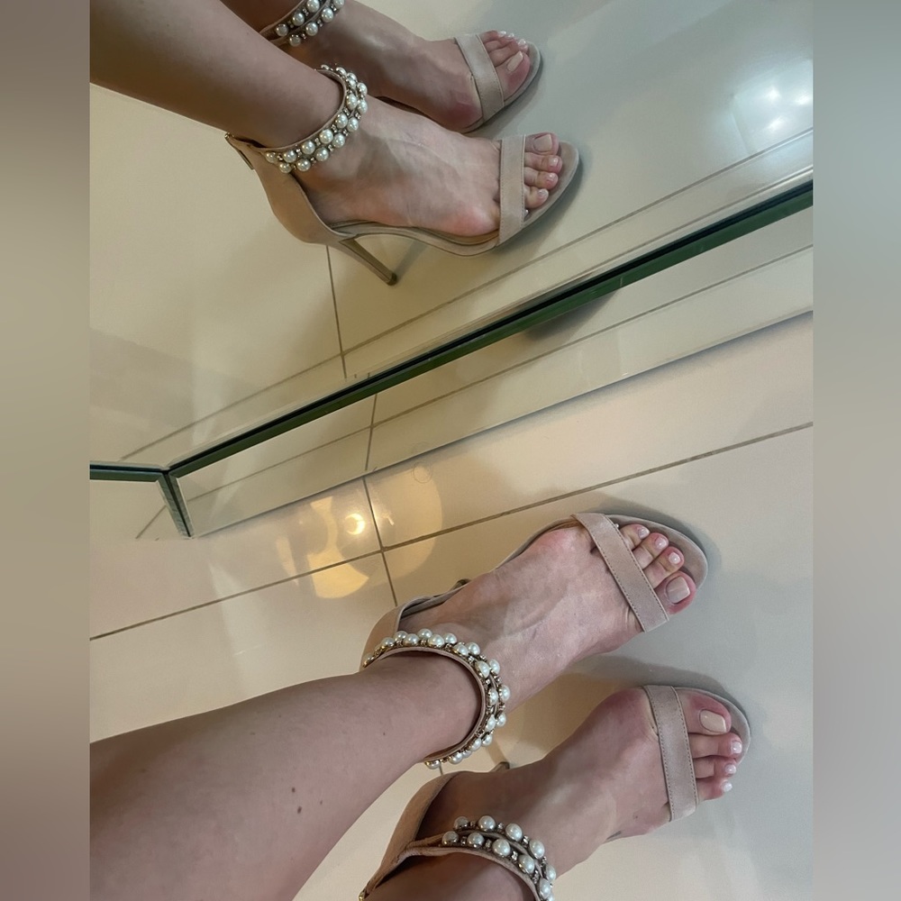 Beautiful classic pearl sandal
